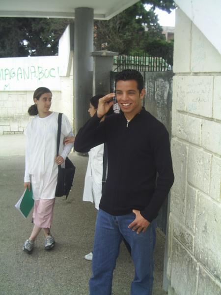 c chafik entrain de parle au téléphone